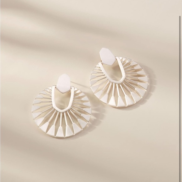Kendra Scott Sunburst Silver Earrings NWT - Picture 6 of 6